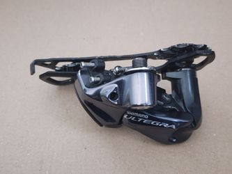 Shimano Ultegra Di2 RD-6870 11 speed rear derailleur.  GS medium Cage