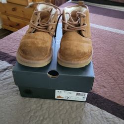 Men UGG Size 7 Only Wear A Few Times Water Stains Could Be Fix Or Cleaned