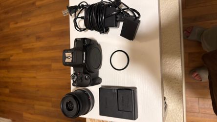 Canon Eos r100 with lens