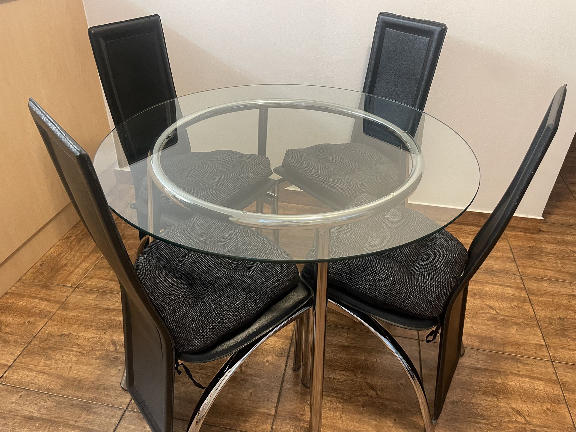 Round Dinner Table With 4 Chairs 