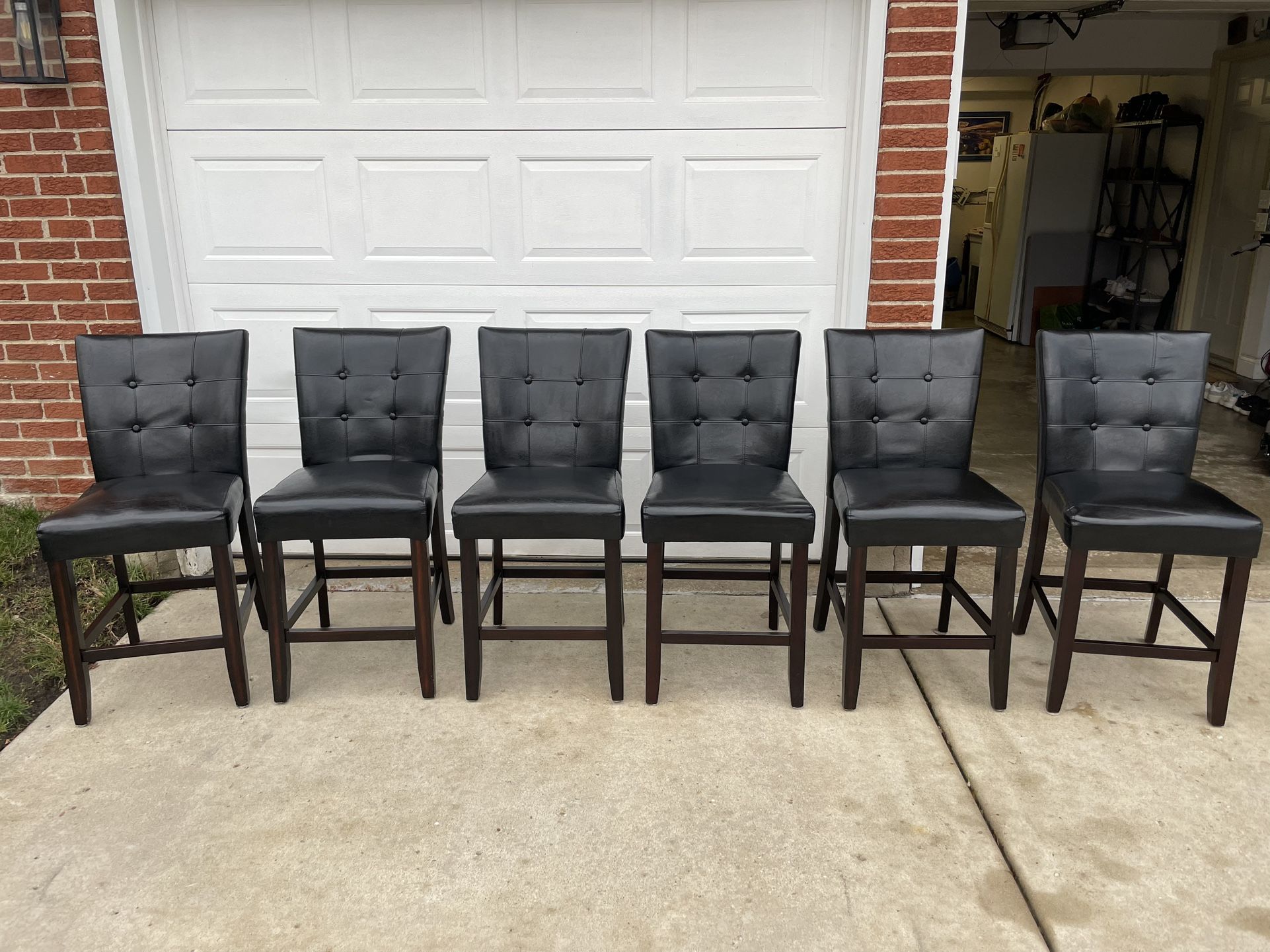 6 Bar Stools. Island Chairs.