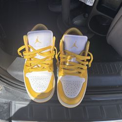 Jordan 1 Low Pollens! (Size 10.5)