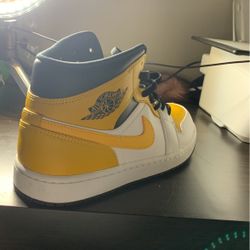 Jordan 1 Mid Yellow Gold