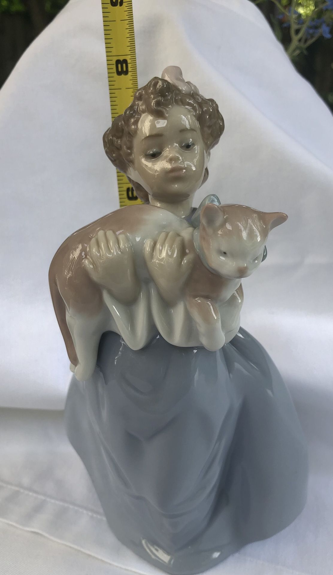 Lovely Lladro Daisa 1996 Figurine Girl holding her cat #6422