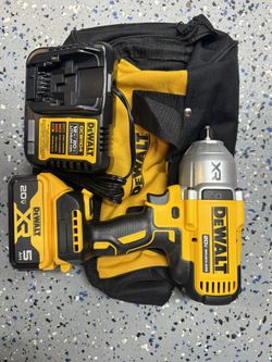 DEWALT 20V MAX Lithium-lon Cordless 1/2 in. Impact Wrench Kit