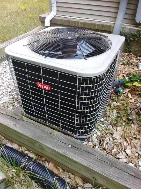 AC UNIT BRYANT, used for only two seasons. Bryant 113ANA060**C 5 Ton, Up to 13 SEER, 208 / 230 Volt, Single Phase, R410A Refrigerant Air Conditioner