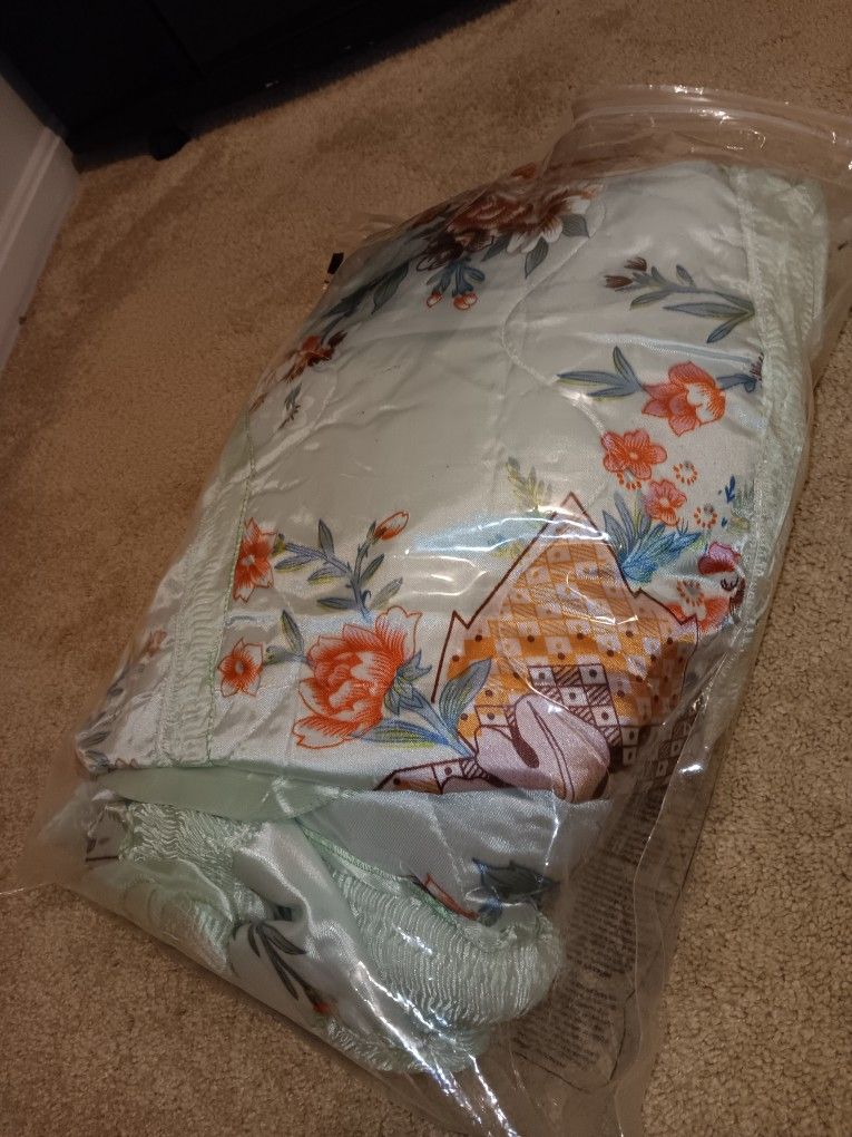 Queen Comforter with 2 Pillow Cases