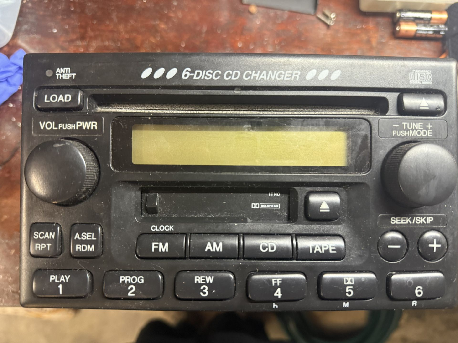 2005-2006 Honda CR-V factory AM/FM radio with a 6-disc CD changer and cassette player