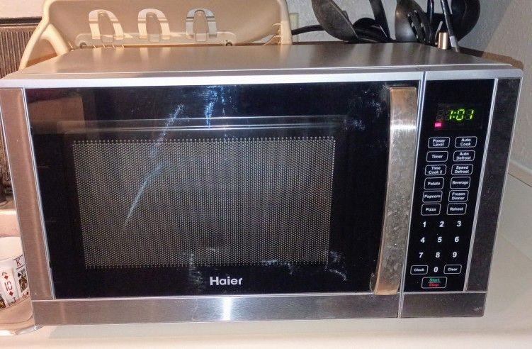 Haier 0.9-cu ft 900-Watt Countertop Microwave (Silver)