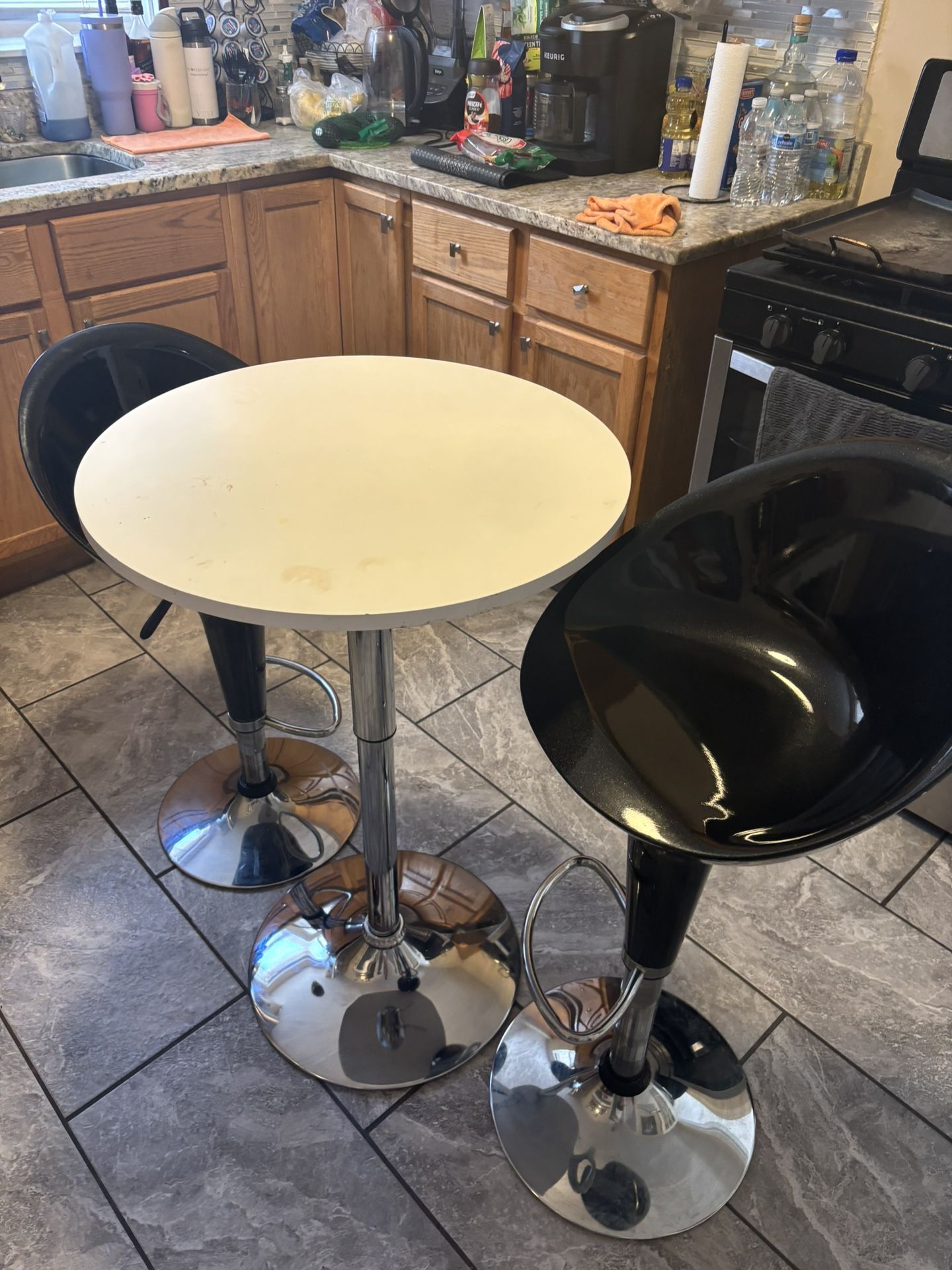 High countertop table with two stools