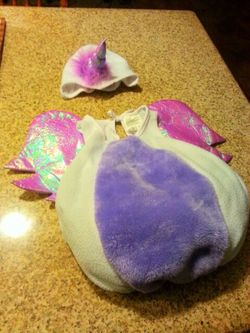 Baby unicorn costume $6