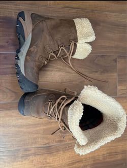 Keen brown hiking waterproof  boots with fur lining