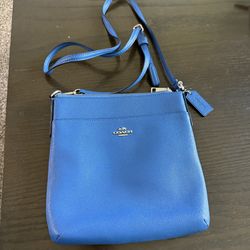 Coach Kitt Messenger Crossbody bag in blue crossgrain leather. 