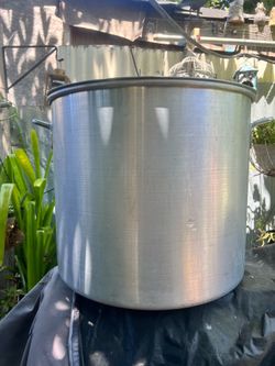 Aluminum cooking pan with lid