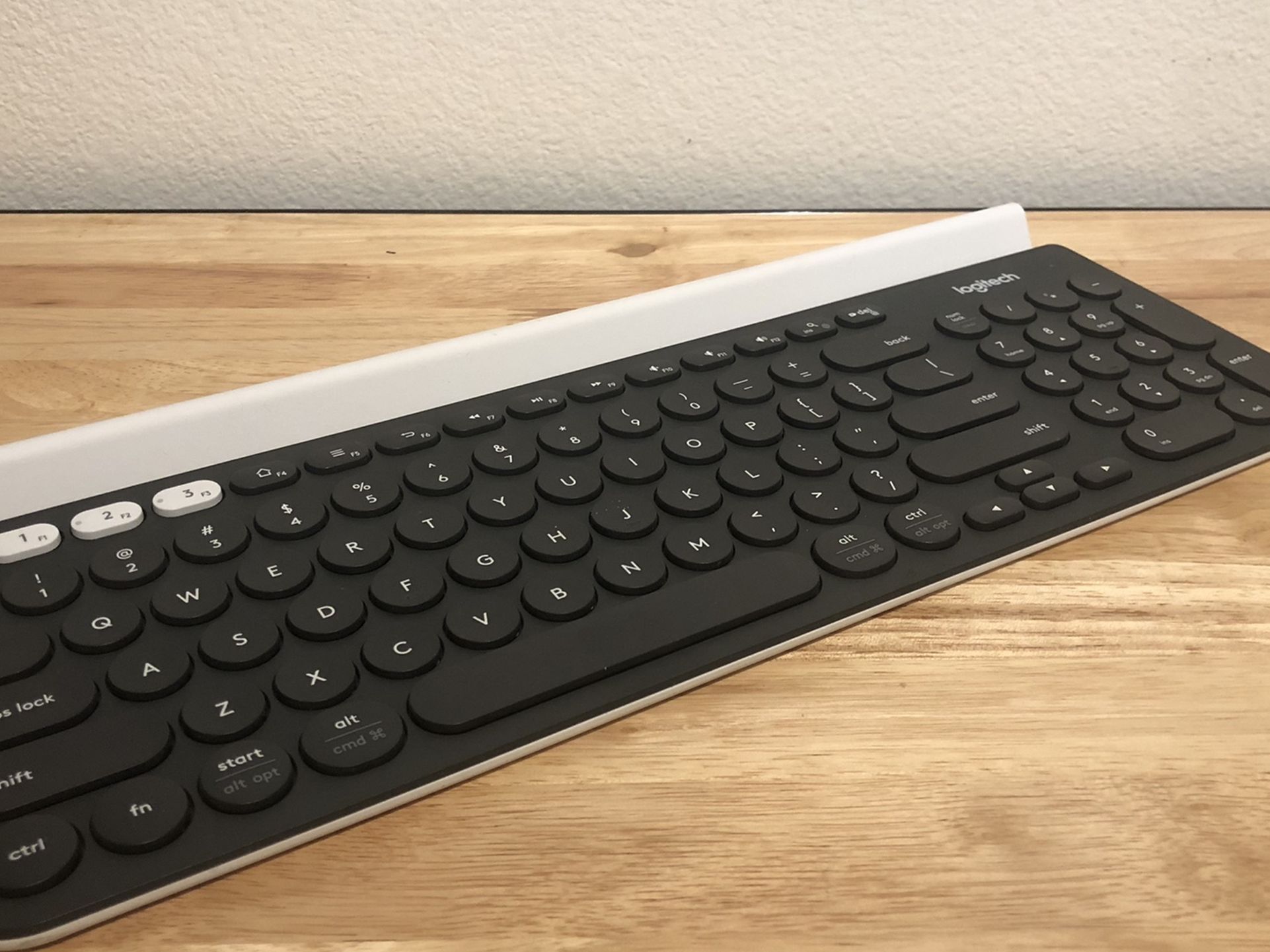 Logitech K780 BLUETOOTH Keyboard Like New