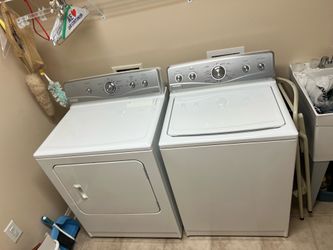 Like New Maytag Bravos Washer & Electric Dryer Set
