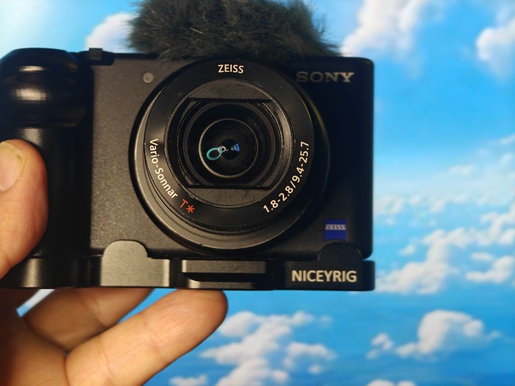 Sony ZV1 + Cage + 3 Batteries + Charger + Mem 128 Gb