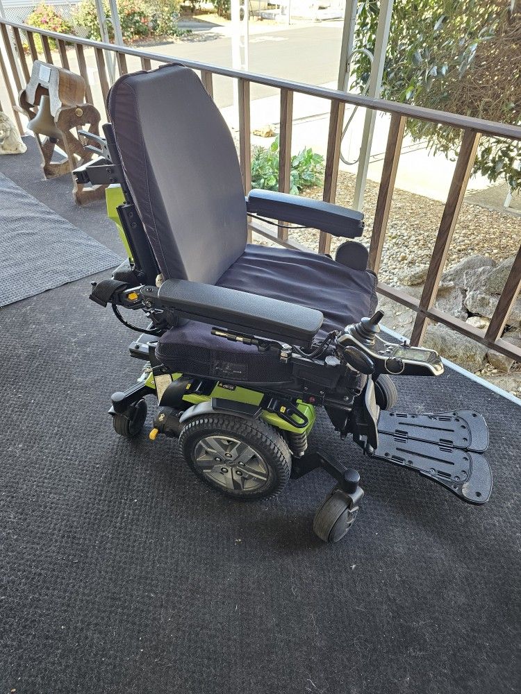 Quantum Edge 2.0 Power Wheelchair