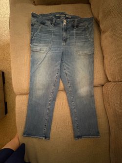 Women’s American Eagle Jean Capris size 16 stretchy in medium denim