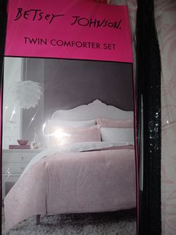 Brand New Betsey Johnson Twin Comforter \ Pink Roses