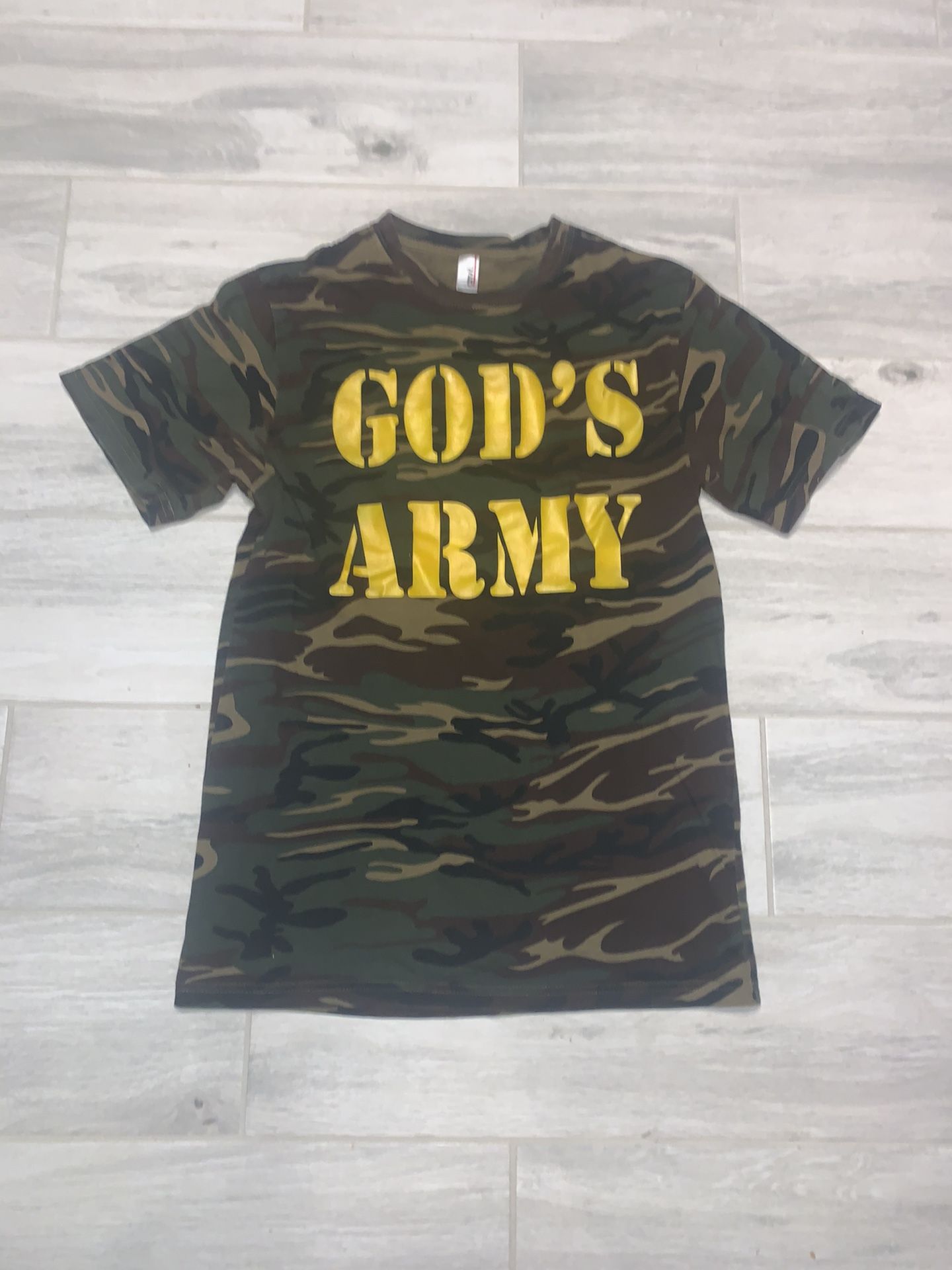 MENS SIZE SMALL “GODS ARMY” CAMO T-SHIRT