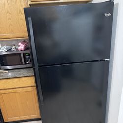 Whirlpool 20.5 Cu Ft Sleek Black Finish Refrigerator 
