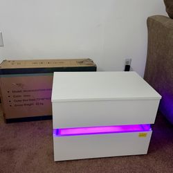 2 Beautiful Nightstands White. Mesitas De Noche Color Blanco
