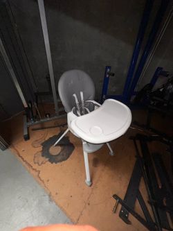 Baby high chair /  graco floor to table 7 in 1