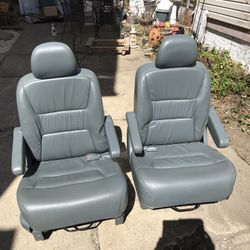 Honda Odyssey van middle seat captain chairs. Gray leather with no rips. In good condition! Pick up Only!