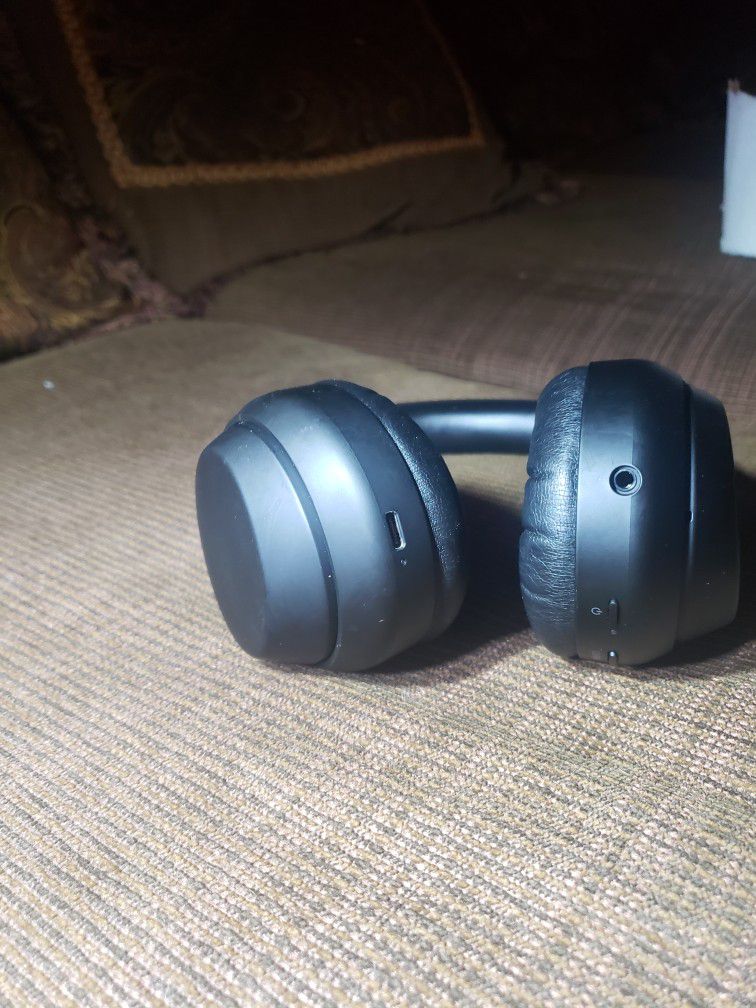 Sony Wh1000xm4 Noise Canceling Headphones/ Works with Sony app (OBO)