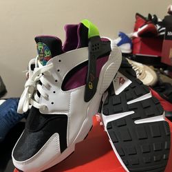 Nike Air Huarache 'Peace, Love, Swoosh' DM8152-100 Men’s Shoes Sz 10 USED No Box
