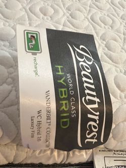 Beautyrest Vanderbilt World Class Hybrid Queen Mattress