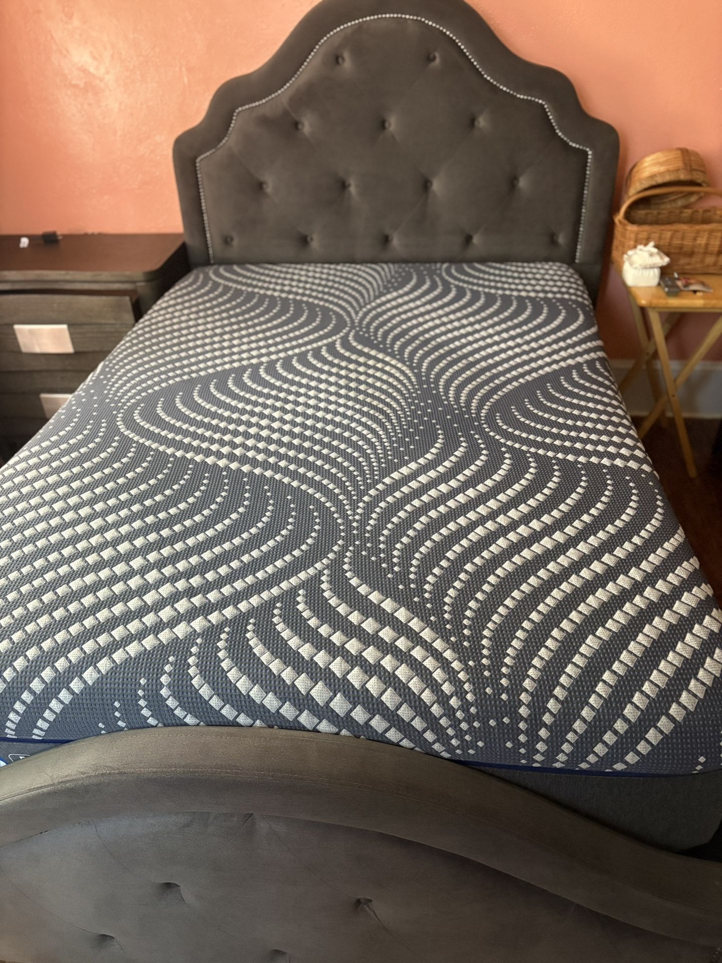 Sealy Posture Pedicure Plus Hybrid Position Bed And Dressers