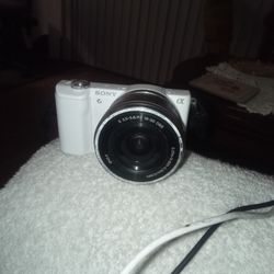 Sony a5100 16-50mm Mirrorless Digital Camera with 3-Inch Flip Up LCD (White

