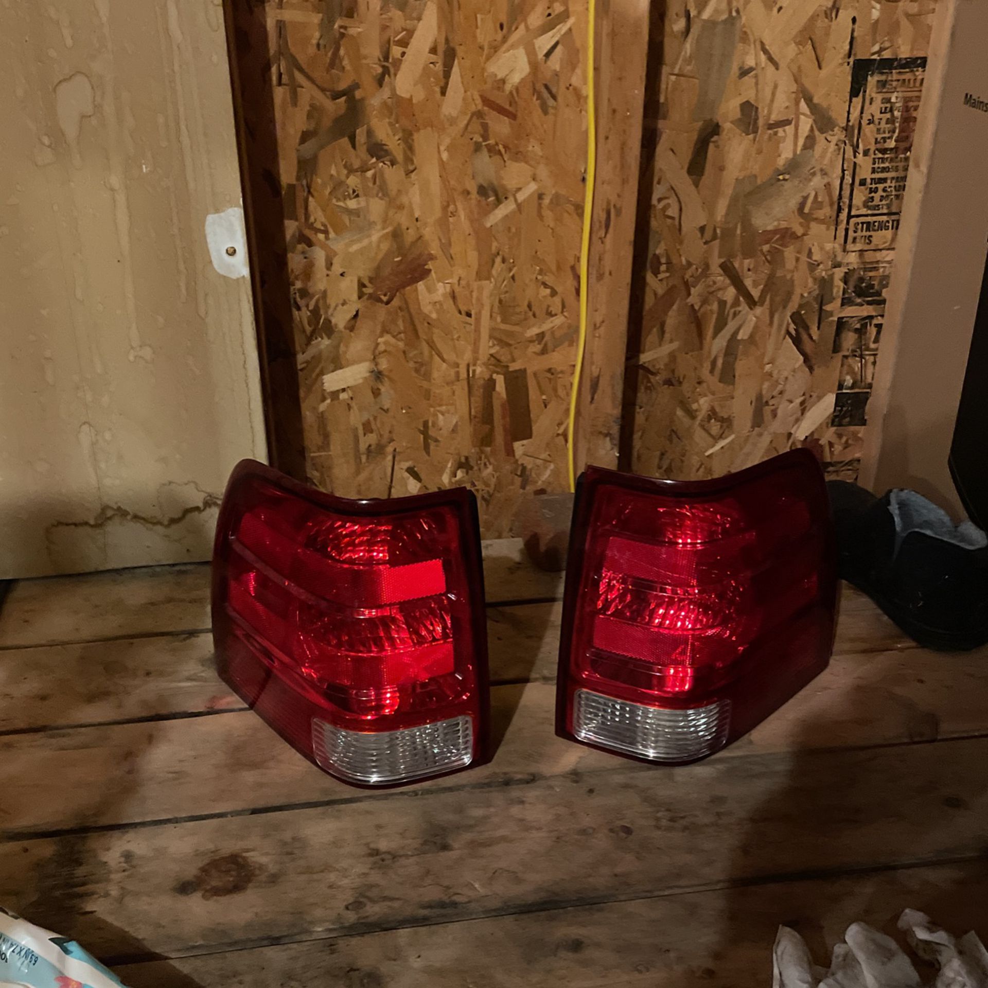 2003 Ford Expedition Tail Lights 