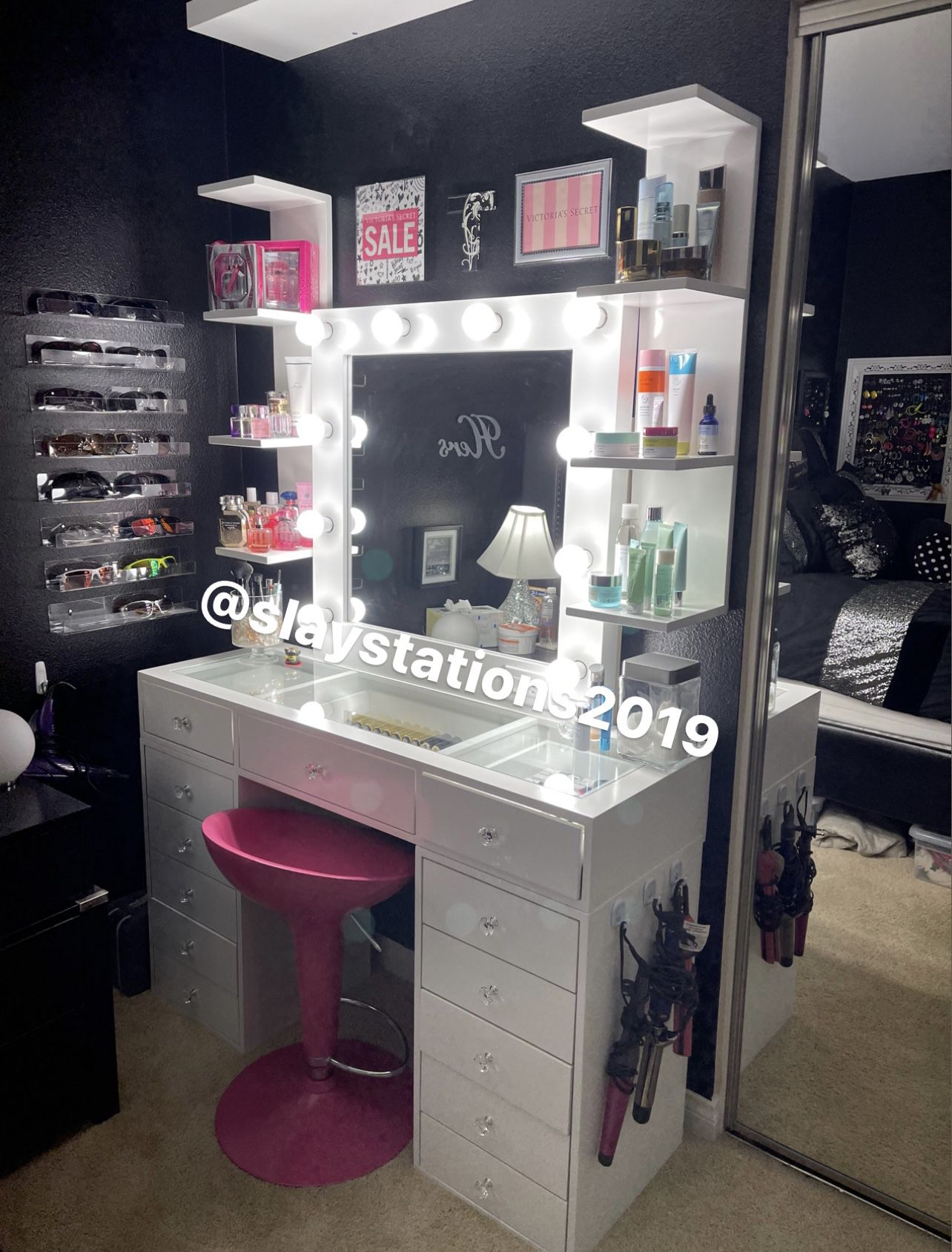 Gold Aesthetic Vanity for Sale in Los Angeles, CA - OfferUp