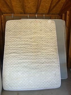 Mattress queeen included box springs
