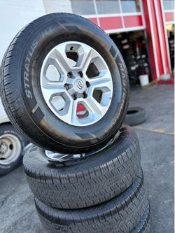 Set de Rines semi nuevos 17 para Toyota Tacoma Runer Con llantas 265/70/17 con 70% de vida las 4
