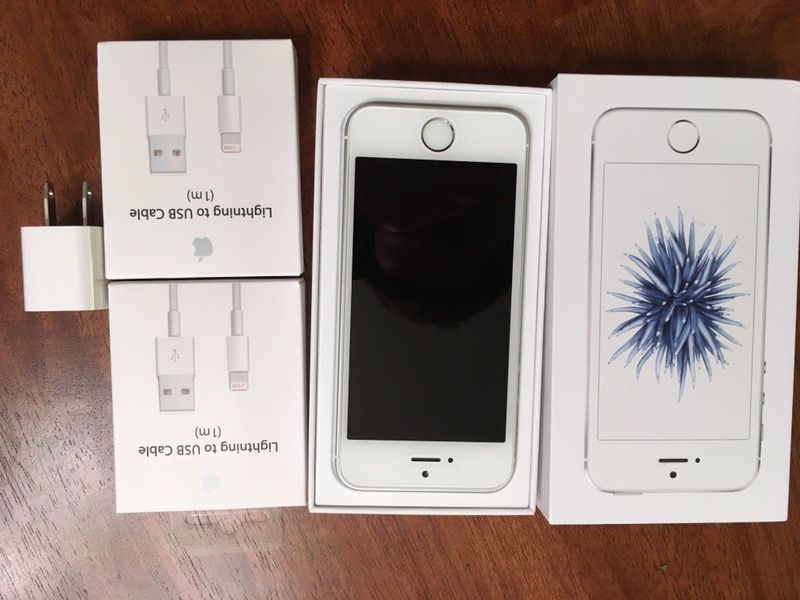 Near Mint iPhone SE-16GB-Silver (Unlocked: T-MOBILE, ATT, Verizon) A1662  for Sale in Indianapolis, IN - OfferUp