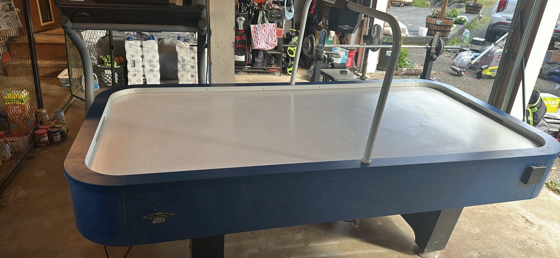 Air hockey table
