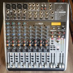 BEHRINGER MIXER 