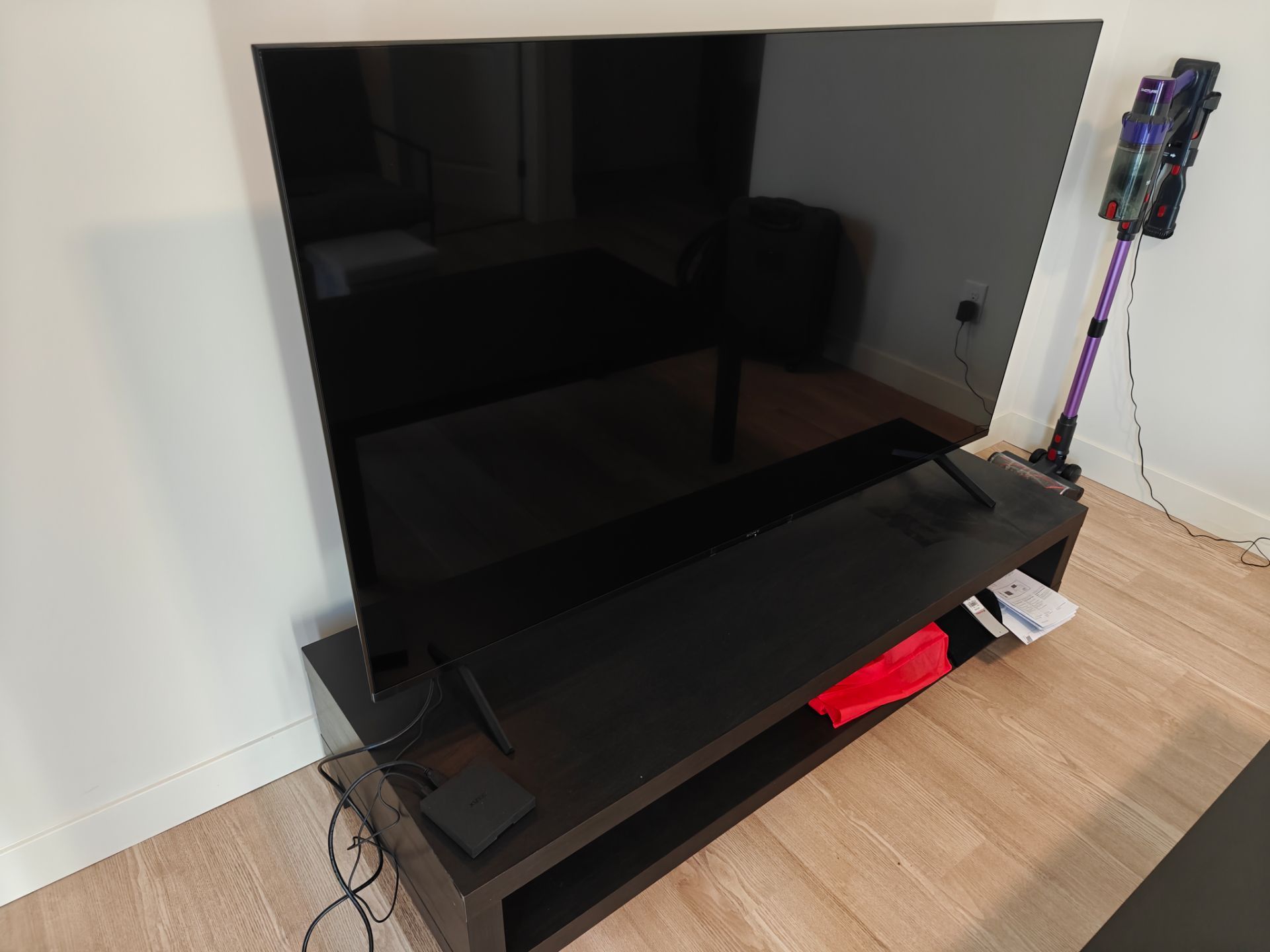 Sony Bravia 3 TV + ikea tv stand