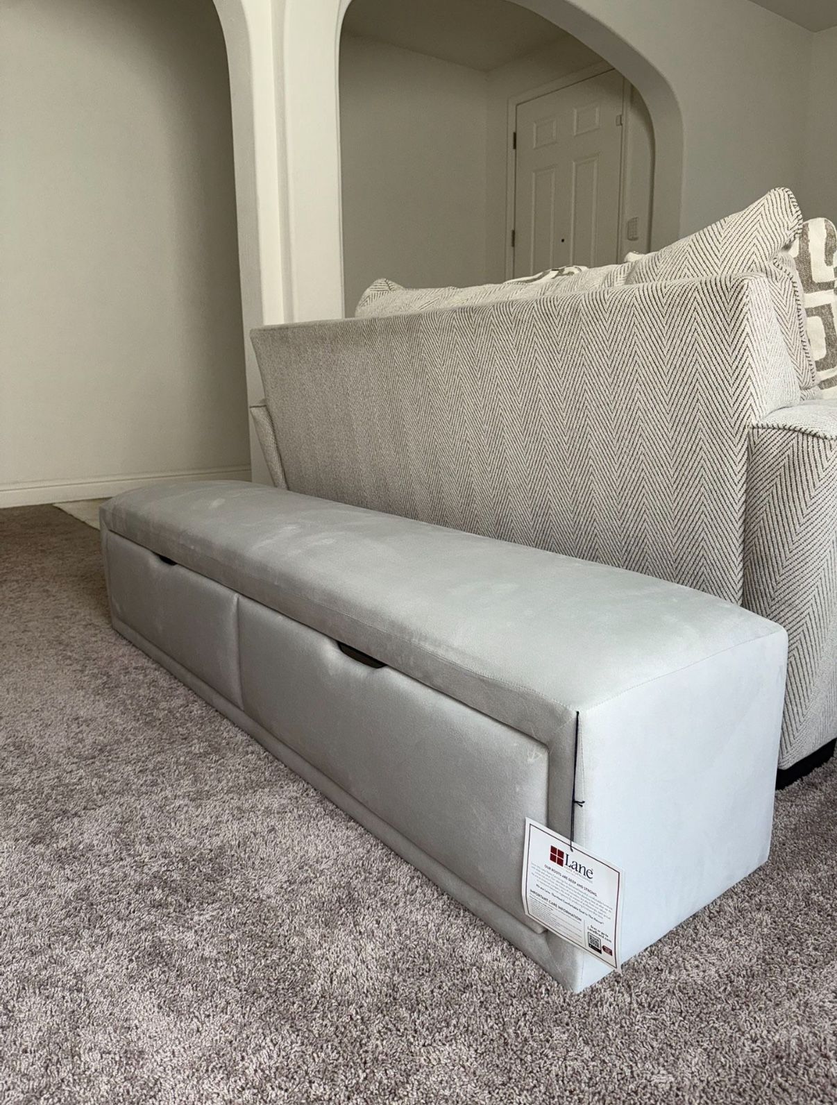LANE HOME FURNISHINGS DOVE OMNI QUEEN STORAGE BENCH