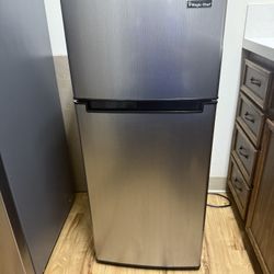 Magic chef Refrigerator Model HDMR450SE