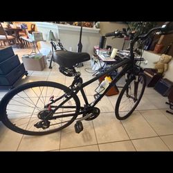 Black Cannondale Adventure C4 hybrid bike