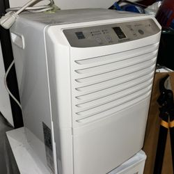 30 Pint Dehumidifier – Zenith ZD300Y0 – Works