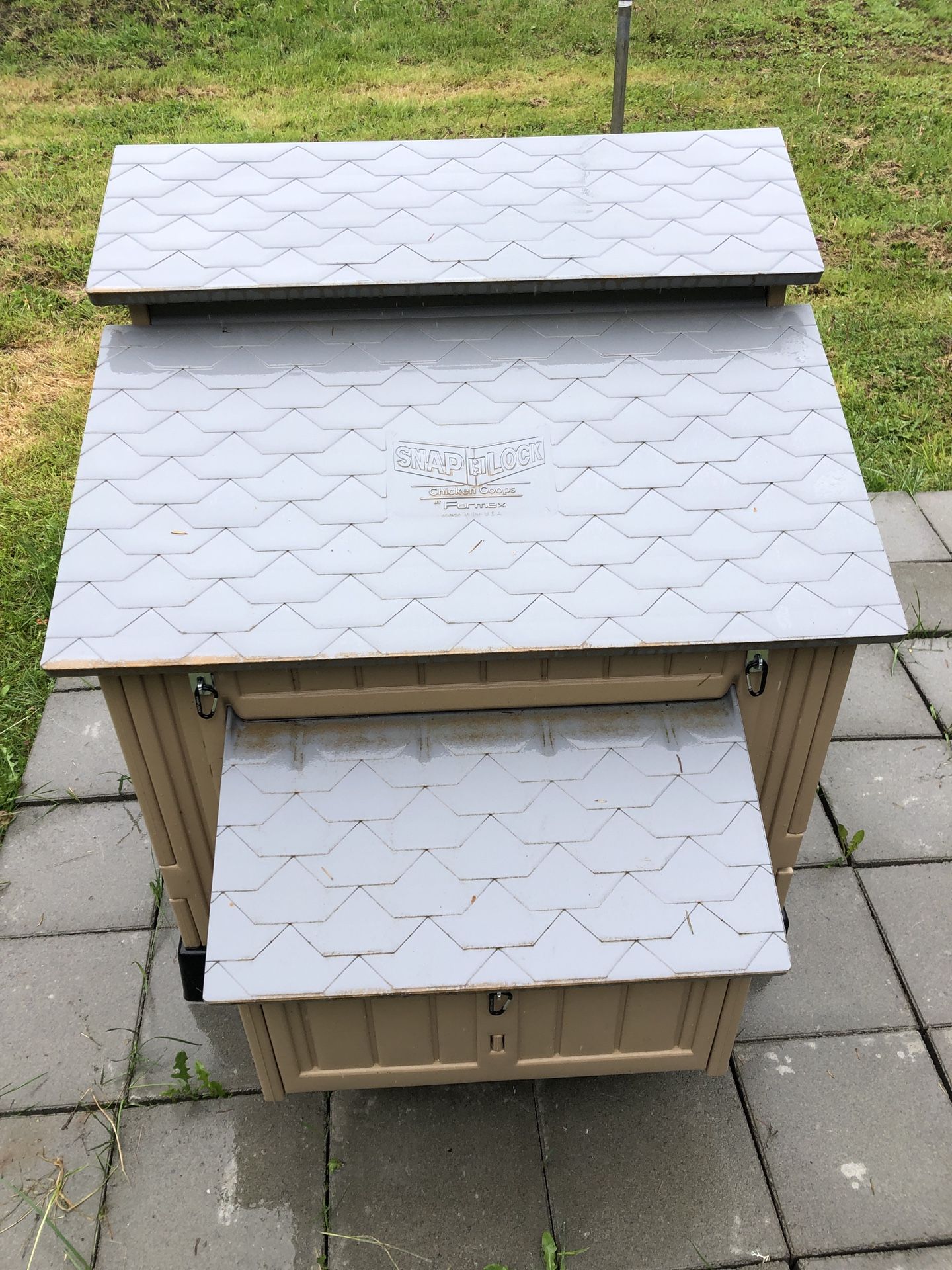 Formex Large Snap Lock Chicken Coop for Sale in Eatonville, WA OfferUp