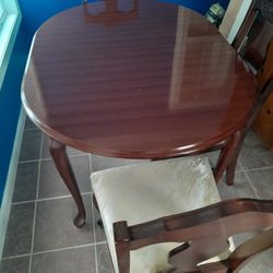Beautiful  Kitchen  Table & 6 Chairs 