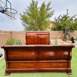 BEAUTIFUL HEAVY SOLID WOOD THOMASVILLE CAL KING BED FRAME ( HEAVY ) FREE DELIVERY 🚚 FIRST FLOOR ( GREAT CONDITION 🥰👌🏻 ) 