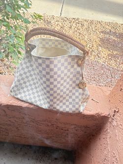 Louis Vuttion purse  (authentic)